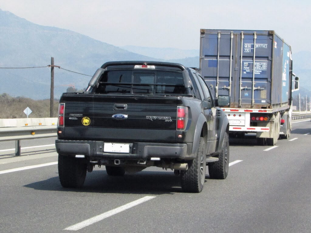 Camioneta de escolta de Firma Seguridad acompañando un camión con contenedor en carretera de Chile